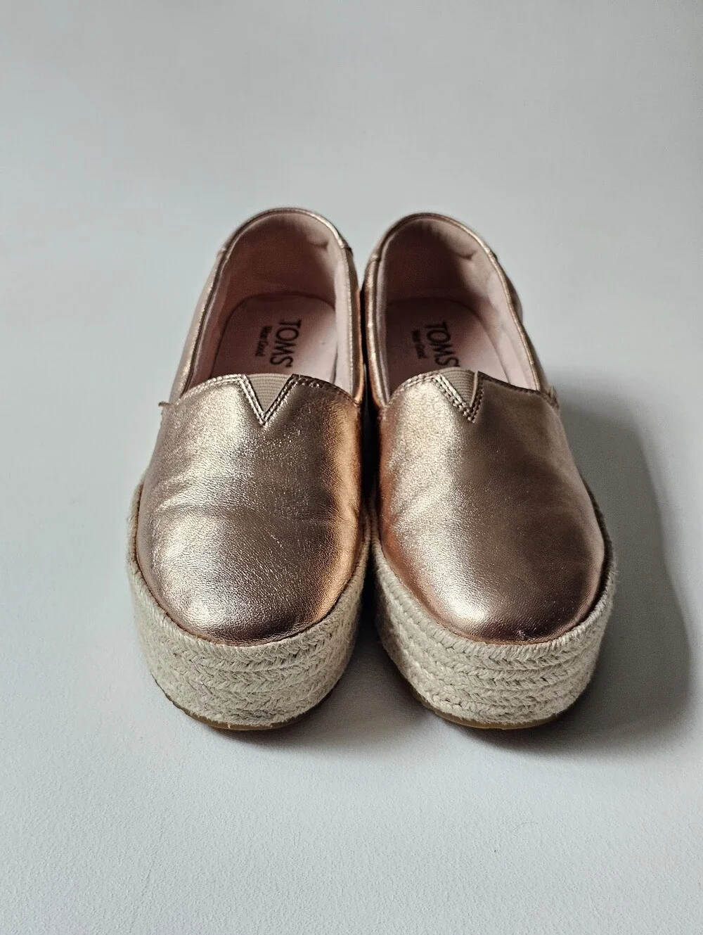TOMS Valencia Rose Gold Metallic Leather Jute Platform Espadrille SlipOn Shoes 8
